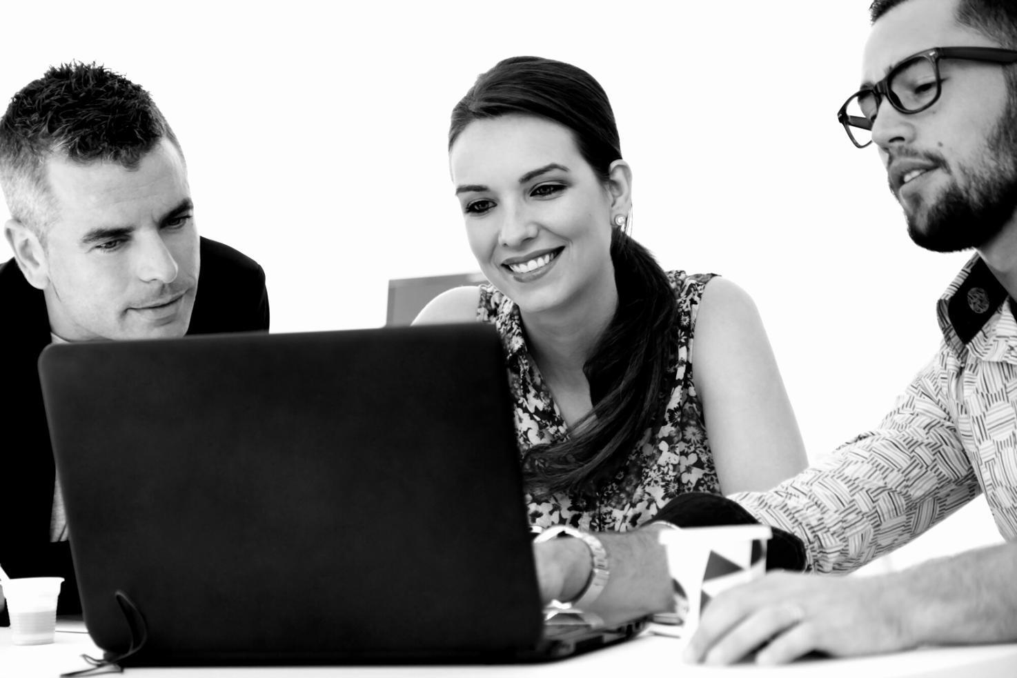 Persona che riflette in un ambiente sereno durante un momento di crescita personale